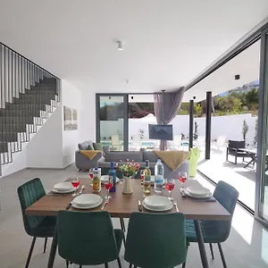 https://elite-pearl-villas.protaras-cy-hotels.com